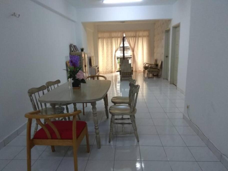 3Rooms 10Pax Mc 5 Star Hotel Sofa&Bed Mrt Mcd Axiata Seri Kembangan Exterior foto