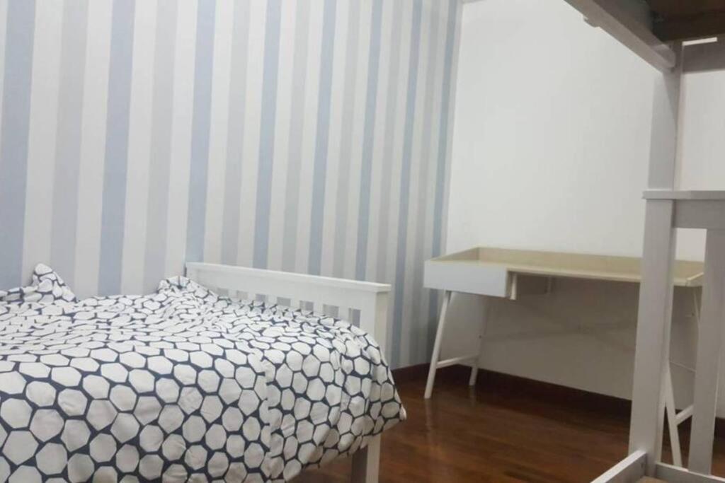 3Rooms 10Pax Mc 5 Star Hotel Sofa&Bed Mrt Mcd Axiata Seri Kembangan Exterior foto
